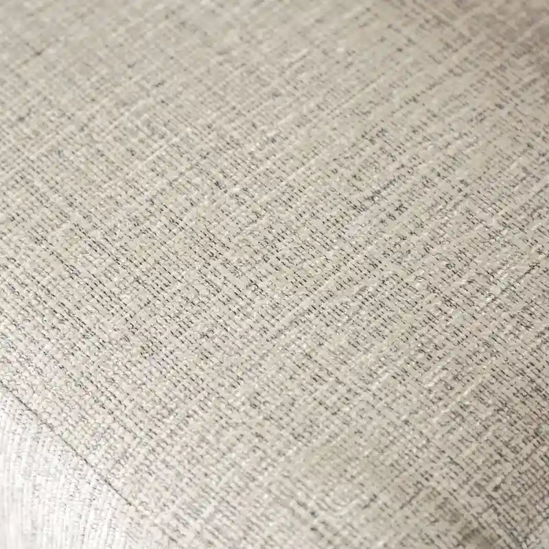 Canapé en chenille gris clair de style traditionnel avec accoudoirs enroulés et détails capitonnés.
