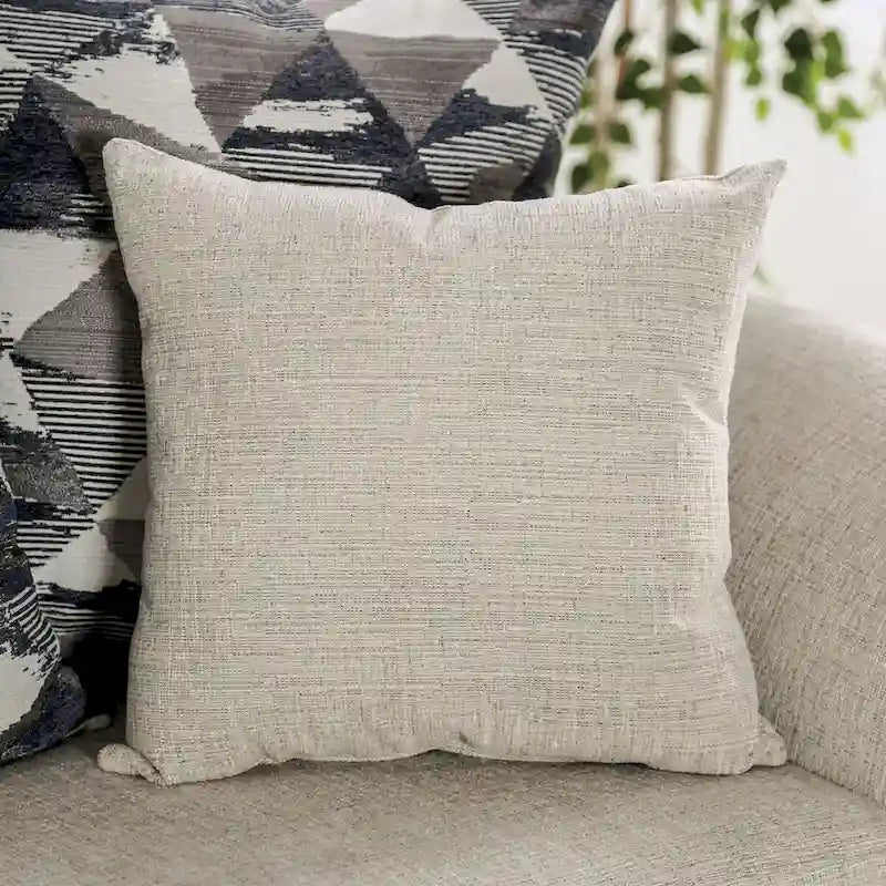 Canapé en chenille gris clair de style traditionnel avec accoudoirs enroulés et détails capitonnés.