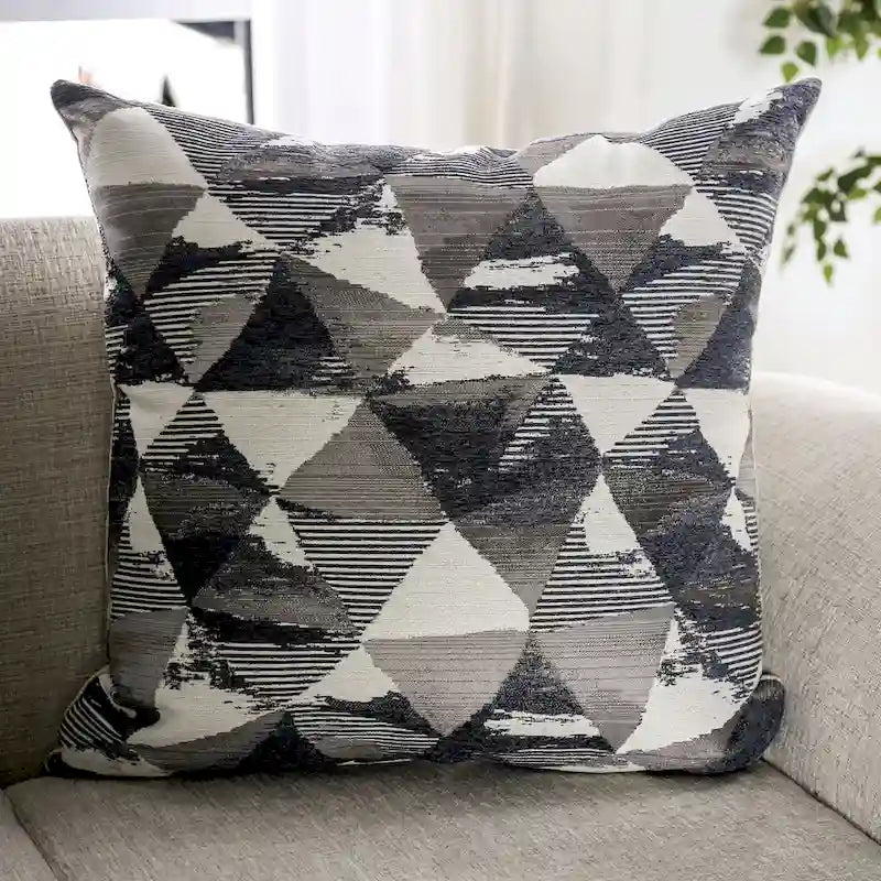 Canapé en chenille gris clair de style traditionnel avec accoudoirs enroulés et détails capitonnés.