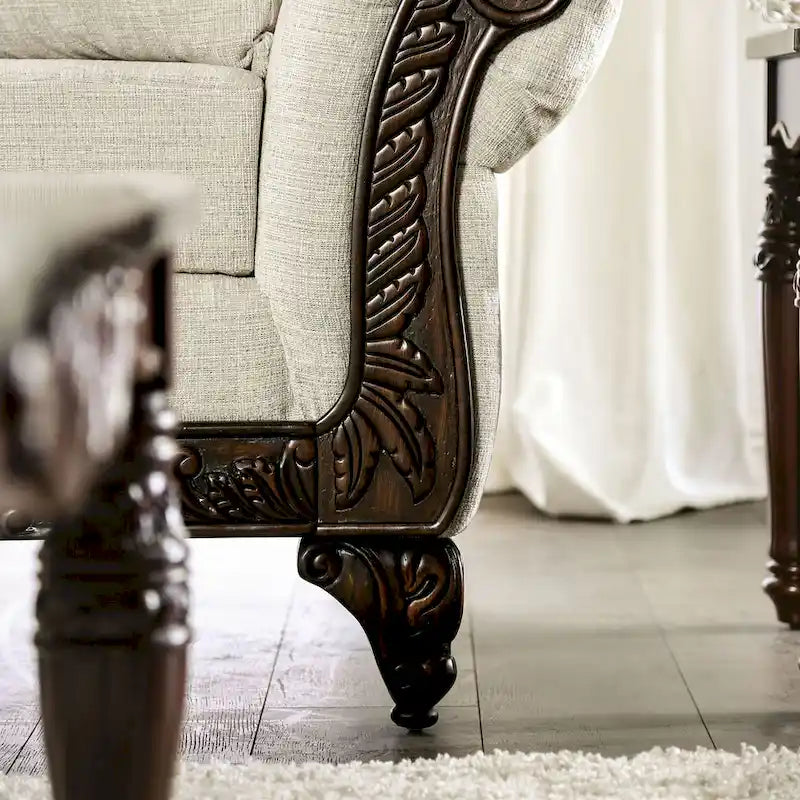 Canapé en chenille gris clair de style traditionnel avec accoudoirs enroulés et détails capitonnés.